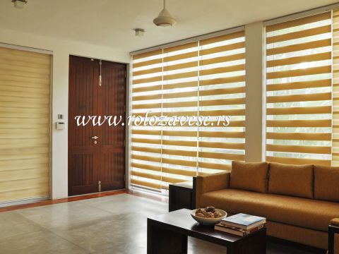 Zebra zavese uskih pruga daju prostoriji jedan poseban izgled u svako doba dana.