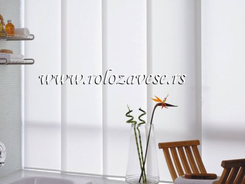 Bele panel zavese predstavljaju jednostavnost i mogu dati skladnost u vašem kupatilu.