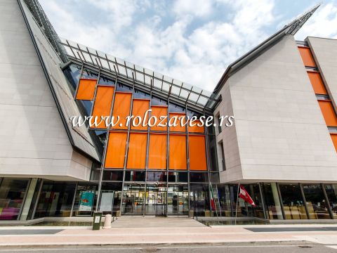 Možete preskočiti brigu o podizanju i spuštanju mehanizama jer spoljašnje rolo zavese podešavate klikom na dugme.