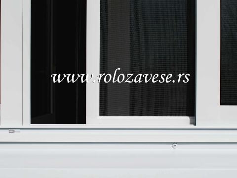 Komarnici sa belim aluminijumskim profilima.