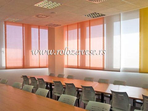 Uvek možete uklopiti više različitih boja panel zavesa za vaš prostor. Izbor je veliki i na vama je odlučite koja ja vaša kombinacija.