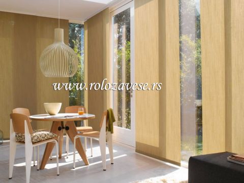 Bež ili zlatna boja je lepo dizajnersko rešenje za sve modele panel zavesa u stanu.