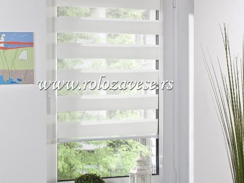 Bele zebra zavese posebno lepo izgledaju kada se postave pored belog zida uz dekorativne detalje.